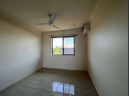 Lovely low maintenance brick home in quiet street - Photo 3