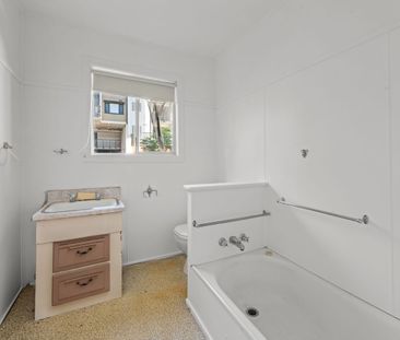 Charming One-Bedroom Retreat with Modern Comfort - Photo 6