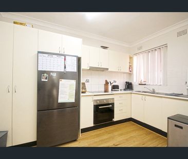 Charming 2 bedroom with Lock Up Garage - Photo 5