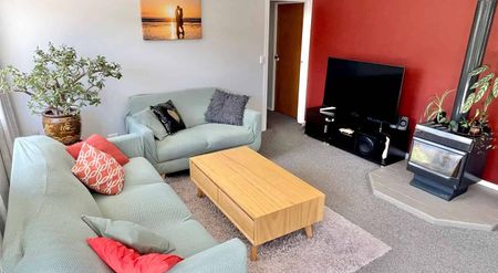 Tidy Family Home - 2 minutes to everything! - Photo 4