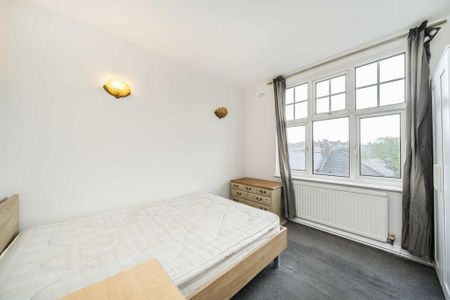 3 bedroom flat to rent - Photo 4