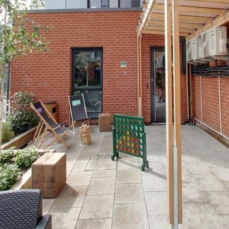 1 bedroom in a flat share to rent - Photo 1