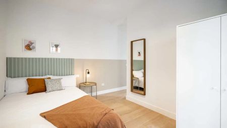 Room in a shared 16-bedroom apartment for rent in Sol, all bills included - Foto 3