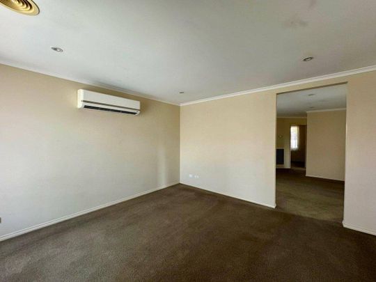 Bright and Spacious Townhouse - Photo 1