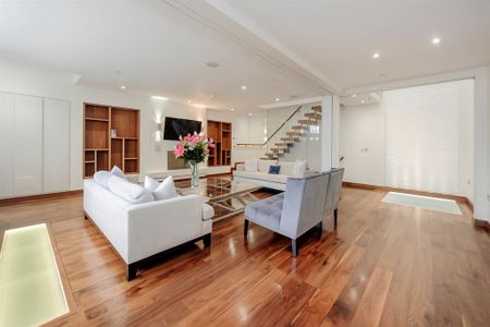 3 bedroom mews to rent - Photo 2