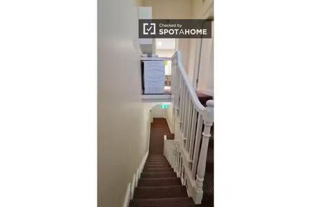Private ensuite room in North Circular Road, Dublin - Photo 5