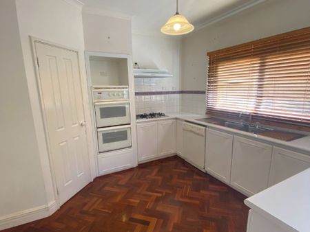 Beautiful Home&comma; Great Location&excl; - Photo 4