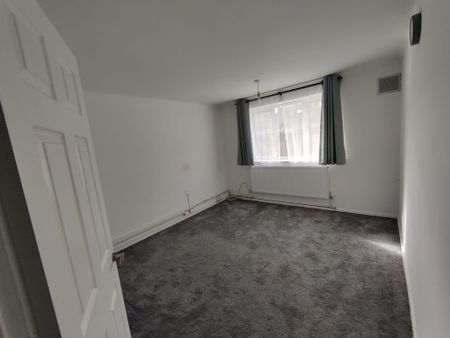 Two Bedroom Flat For Rent in Woodford Green, IG8 - Photo 4