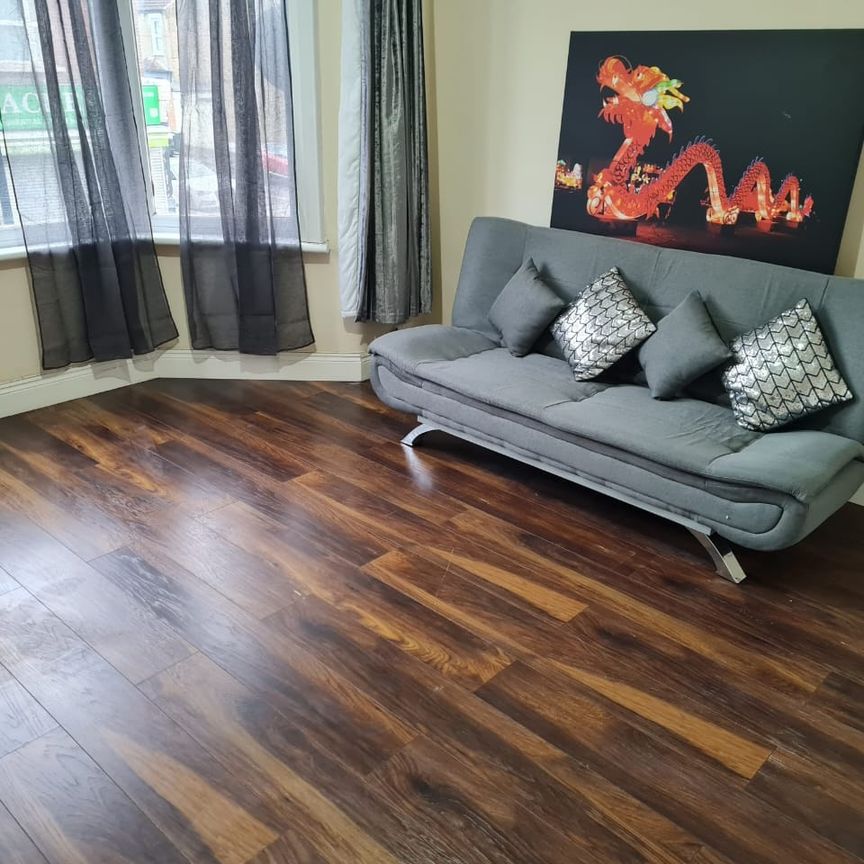 2 Bed Flat, Hatherley Gardens, E6 - Photo 1