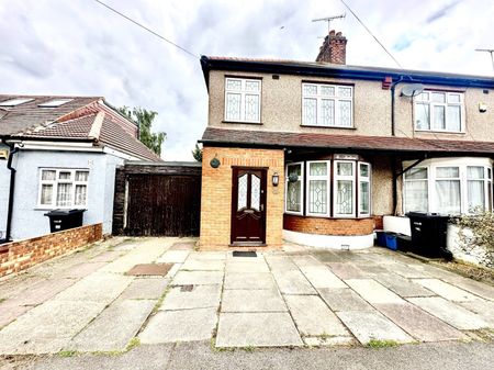 Cranbourne Gardens, Ilford, IG6 - Photo 3