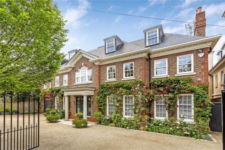 An exquisitely designed and finished double fronted detached house on an impressive plot and affording excellent lateral space and facilities, including a stunning indoor pool, gym and A/C. - Photo 3