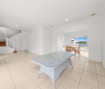 Luxury Waterfront Family Living with Private Jetty - Photo 1