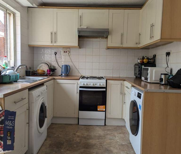 1 bedroom in a house share to rent - Photo 3