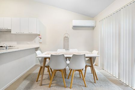 Spacious Townhouse Living! - Photo 3