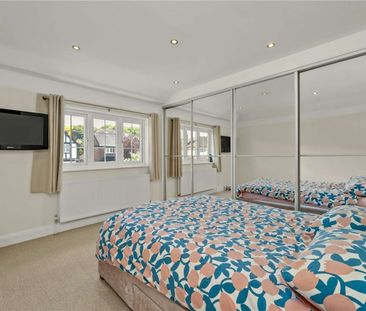 Impressive six bedroom family home in a highly convenient location. - Photo 3