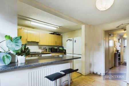 4 bedroom House To Let - Photo 2