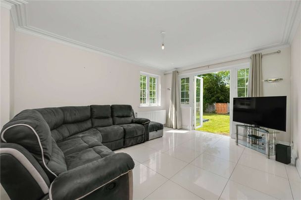 Impressive six bedroom family home in a highly convenient location. - Photo 1