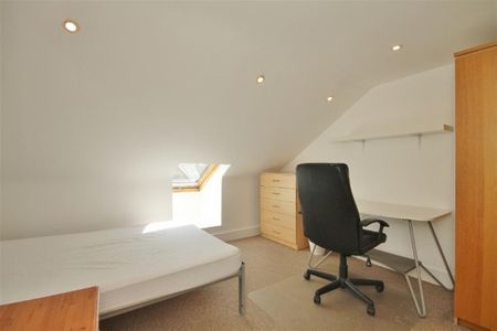 5 bedroom end of terrace house to rent - Photo 3