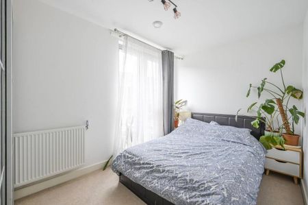 3 bedroom flat to rent - Photo 2