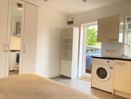 Studio Flat, Very Near Maple Grove Area, W5 - Photo 3