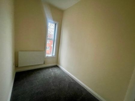 Spacious 2-bed mid-terrace on Warner Street, Derby. Two reception rooms, fitted kitchen, first-floor bathroom. uPVC double glazing, gas heating, landscaped rear garden & on-street parking. Close to city centre, schools & transport links. Available now, unfurnished, family friendly. - Photo 5