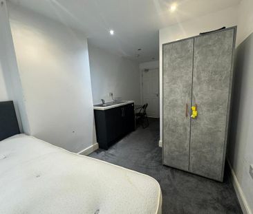 1 bedroom in a house share to rent - Photo 2