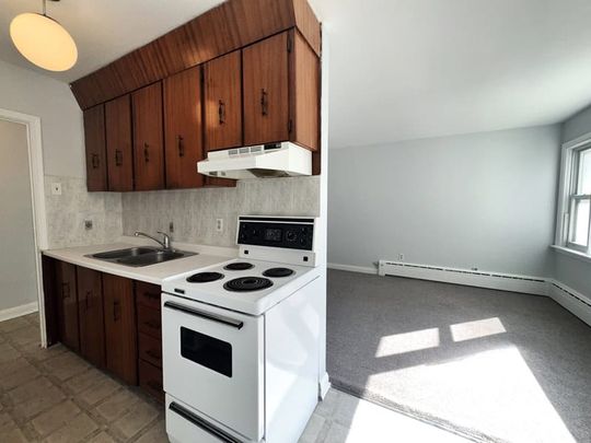 Sunnidale Community: 1 Bed, 1 Bath Apartment on Shirley Ave. - Photo 1
