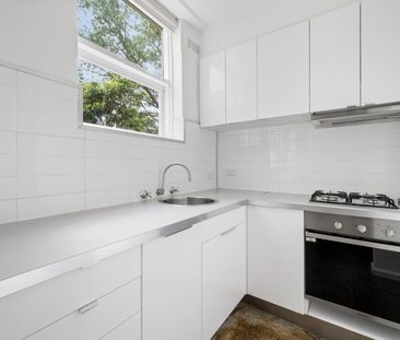 ONE BEDROOM APARTMENT IN THE HEART OF ELWOOD! - Photo 1