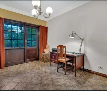 Spacious Family Living in Tullamarine - Photo 1