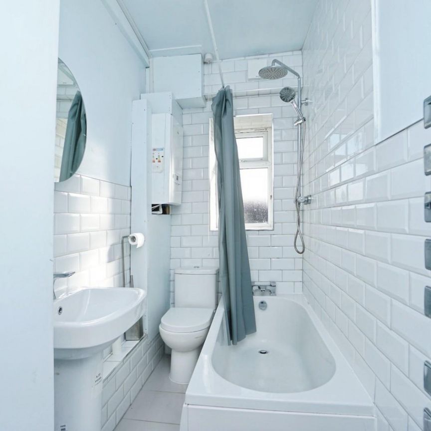 3 bedroom House To Let Total Size: 1066 SQ FT - Photo 1