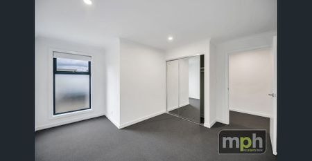 Modern 3 Bedroom Townhouse - Photo 2
