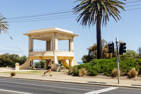 PRIME BAYSIDE LIVING IN THE HEART OF SANDRINGHAM - Photo 4