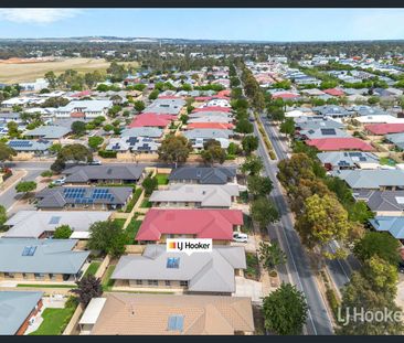 Modern Family Living in the Heart of Munno Para! - Photo 2