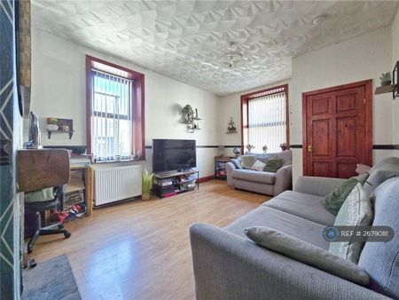 3 bedroom end of terrace house to rent - Photo 2