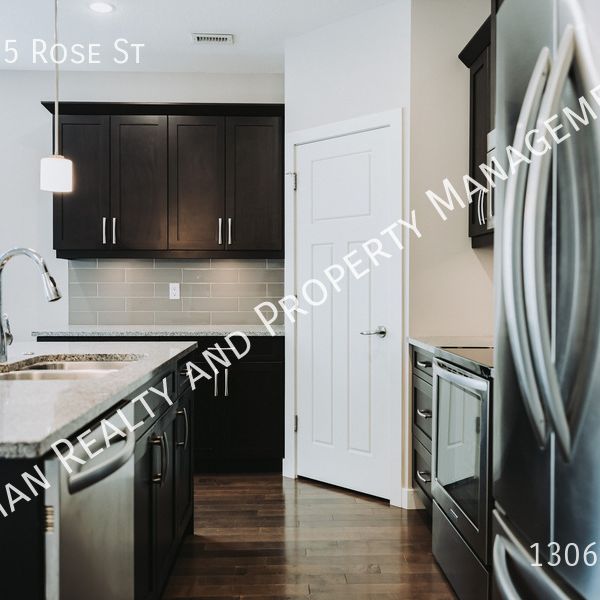 2 Bedroom 2 Bath Downtown Upscale Apartment, with parking - Photo 1