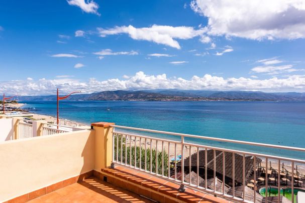 Grazioso bilocale con terrazza vista mare in zona Pace - Photo 1