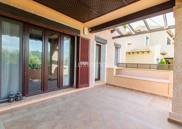 A house with a garden and a swimming pool for a long time to rent in Altea Hills