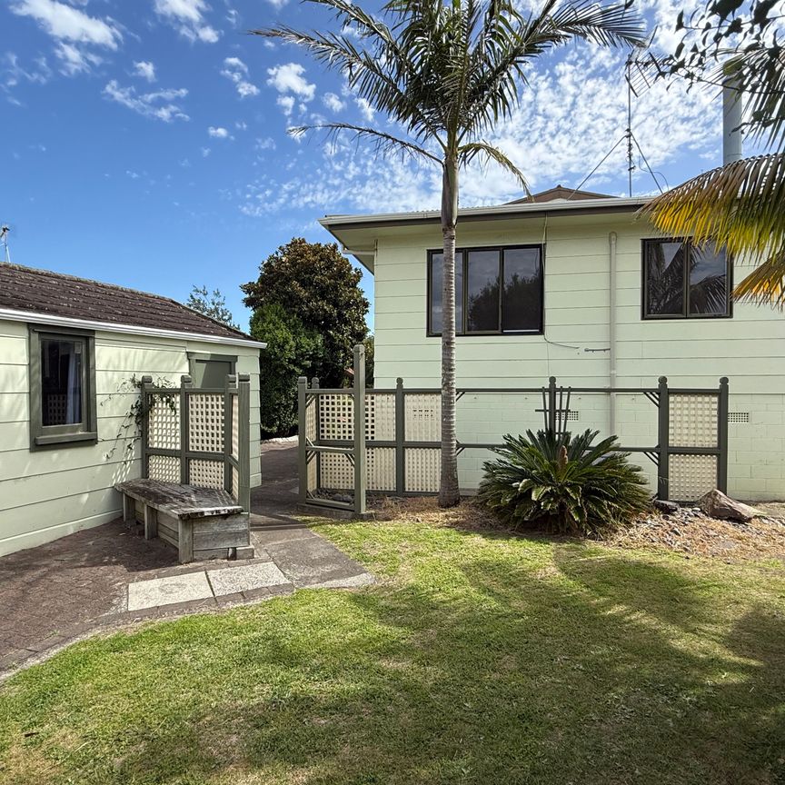 Versatile Dual-Living Home - Ideal for Large Families or Shared Living - Photo 1