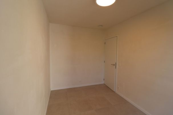 Prachtig nieuwbouwappartement met 2 slaapkamers, terras, autostaanplaats en berging. - Foto 1