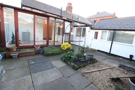 2 bedroom semi-detached bungalow to rent - Photo 3