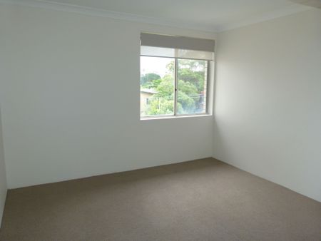 Spacious&comma; Top Floor&comma; Renovated Apartment with Lock up Garage - Photo 4