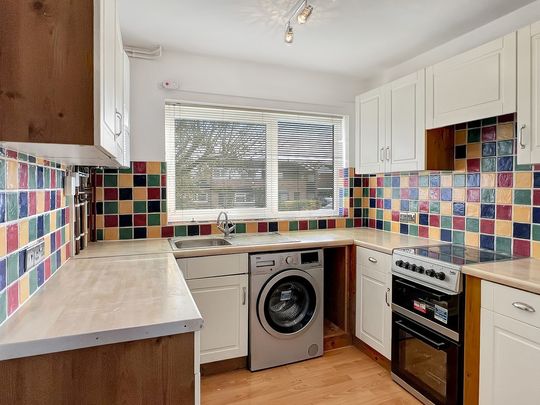 A well presented and spacious 3 bedroom terraced home, with garage, conservatory and enclosed garden in an excellent location within the popular village of Fulbourn. - Photo 1