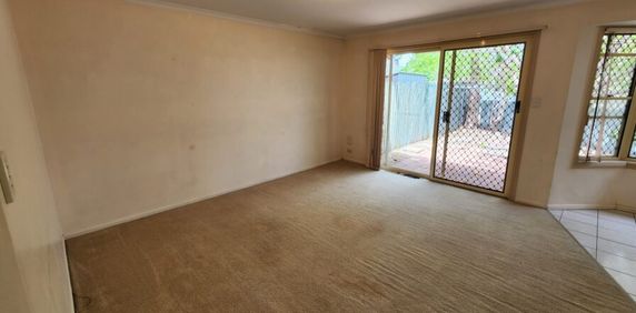 This comfortable 2-bedroom townhouse is in a perfect location - Photo 2