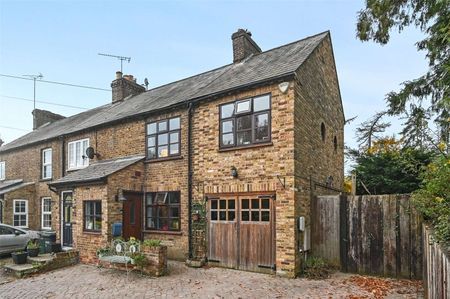 A superb four bedroom, one bathroom house in Sarratt, Hertfordshire. Available now and offered unfurnished. - Photo 2