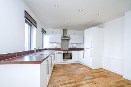 3 bedroom flat to rent - Photo 4