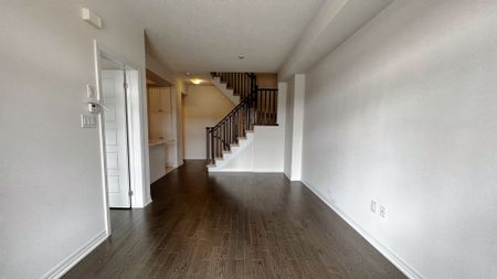 For Lease - 194 Vantage Loop Street, Newmarket, Ontario - Photo 2