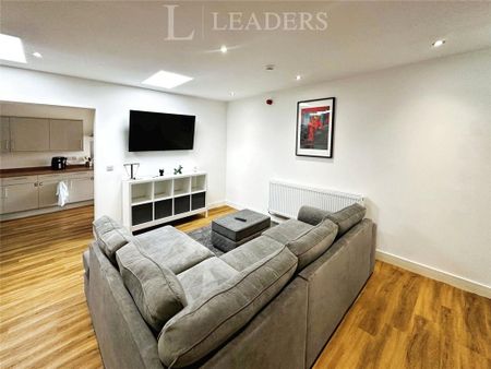 1 bedroom in a house share to rent - Photo 2