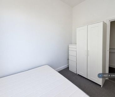 3 bedroom flat to rent - Photo 5
