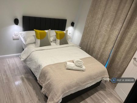 1 bedroom in a house share to rent - Photo 2