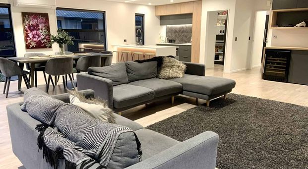 Executive Fully Furnished Spacious Townhouse in Excellent Central Location! - Photo 1